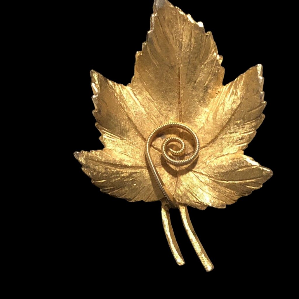 Vintage Bsk Gold Tone Textured Maple Leaf Brooch 563 10$